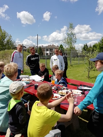 Posiłek na świerzym powietrzu