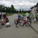 Pan Michał dopasowuje rowery do wzrostu dzieciaków