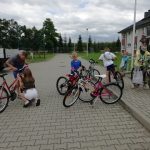 Pan Michał dopasowuje rowery do wzrostu dzieciaków