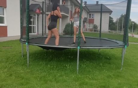 dziewczyny przygotowują się do skoków na trampolinie